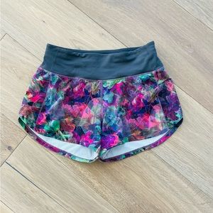 Lululemon Speed Up Mid-Rise Short 4”. Size 2   Vivid floral multi grey/pink